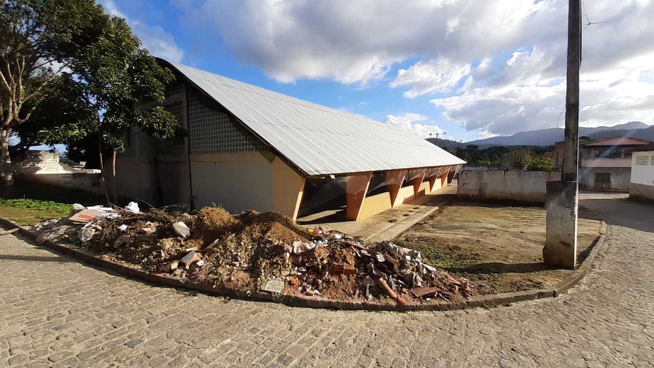 Telas instaladas impedem invasão de andorinhas na quadra Poliesportiva de São João do Panelinha